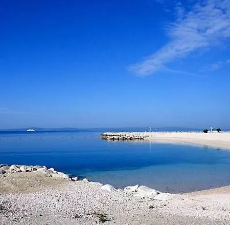 Beachfront شقة *
